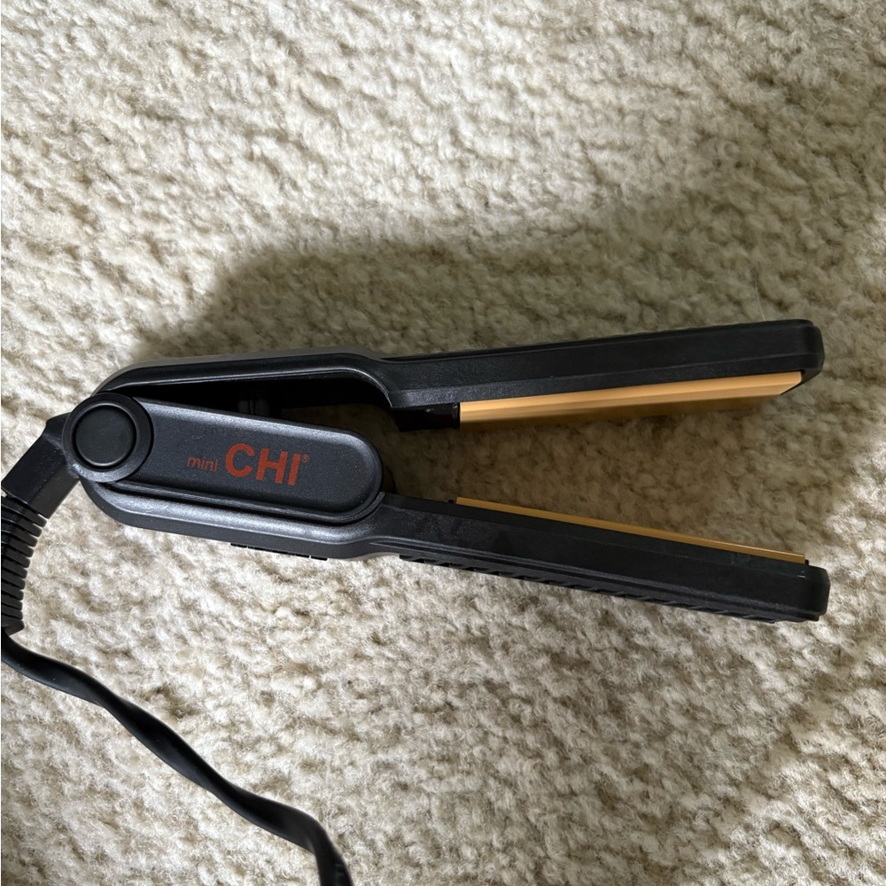 CHI Mini Ceramic Hairstyling Iron Flat
Straightener with LED Display